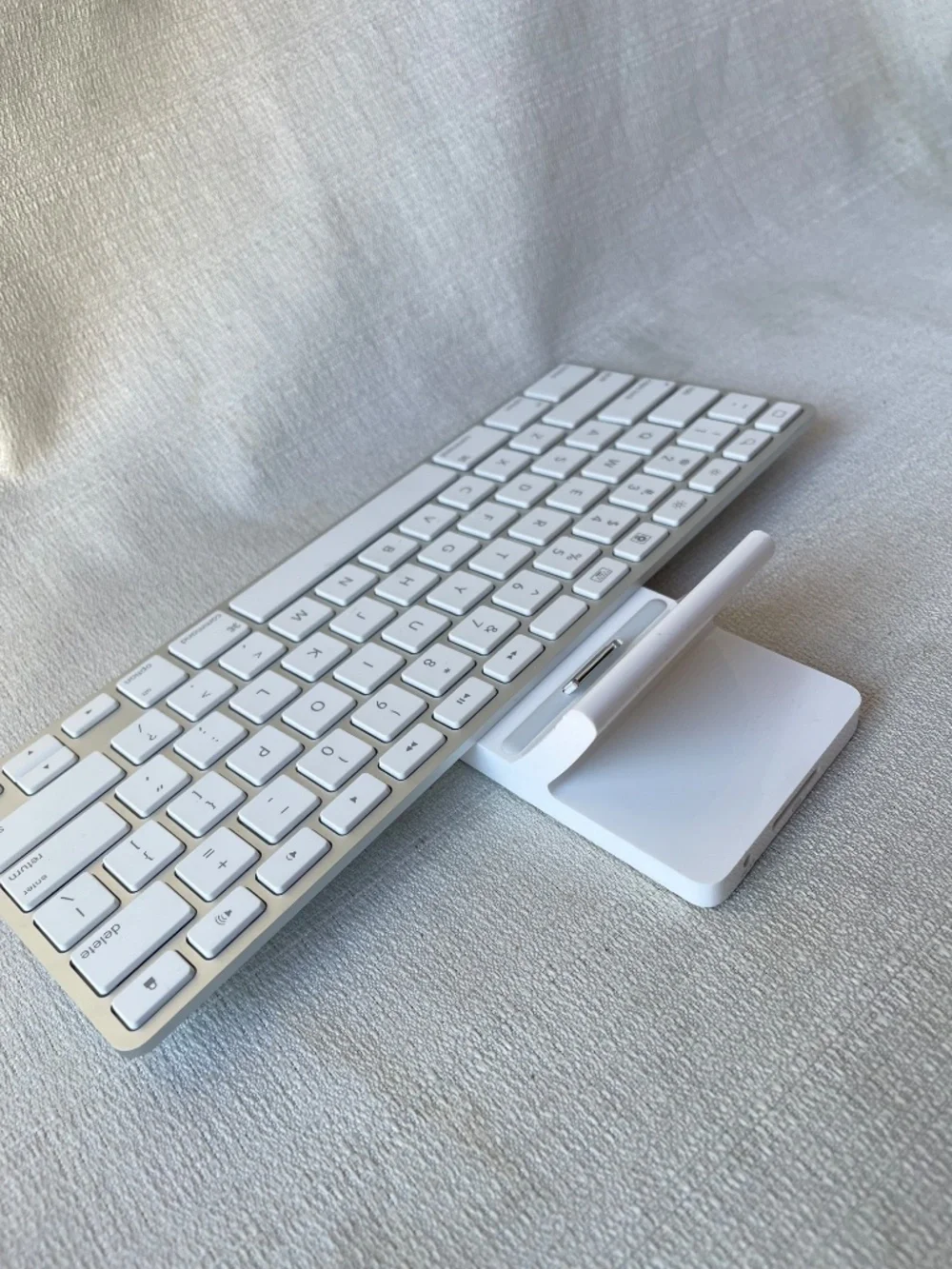 Apple Wireless Bluetooth Keyboard in White and Silver